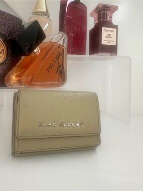 Marc Jacobs Small Trifold Card Holder in Beige